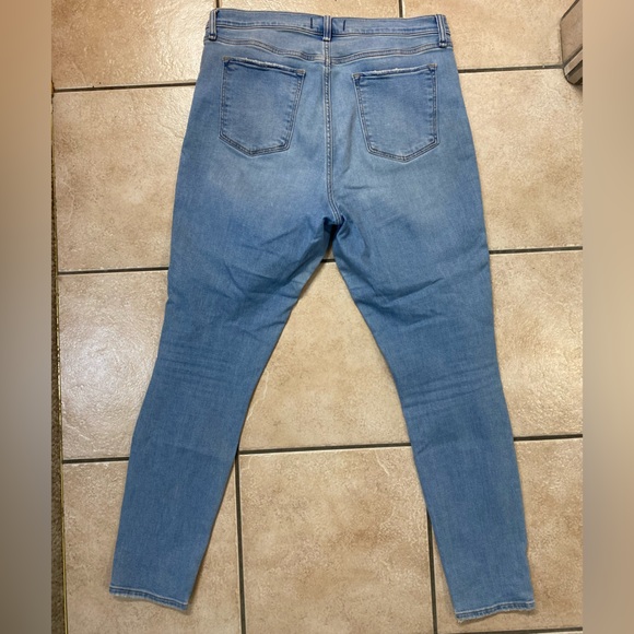 33-16 Ambercrombie jeans. Light wash - Picture 4 of 4